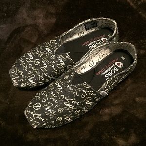 Bobs | Black and White Deisgn